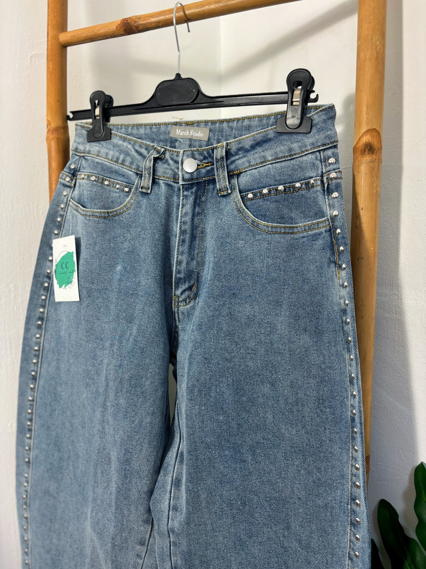 Pantalón tachuelas